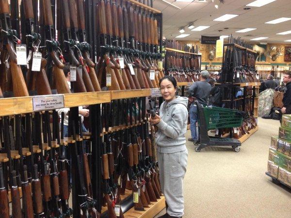 华人在美国逛枪店猎枪成捆堆放卖子弹如同卖瓜子