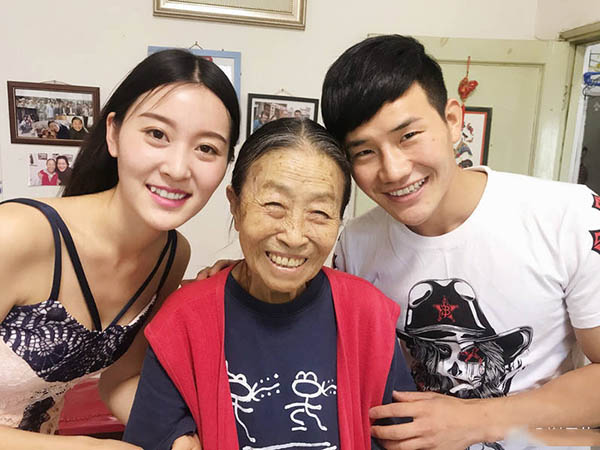 "嘎子"谢孟伟拍戏家人探班,老婆黄裙露肚显身材,儿子呆萌可爱