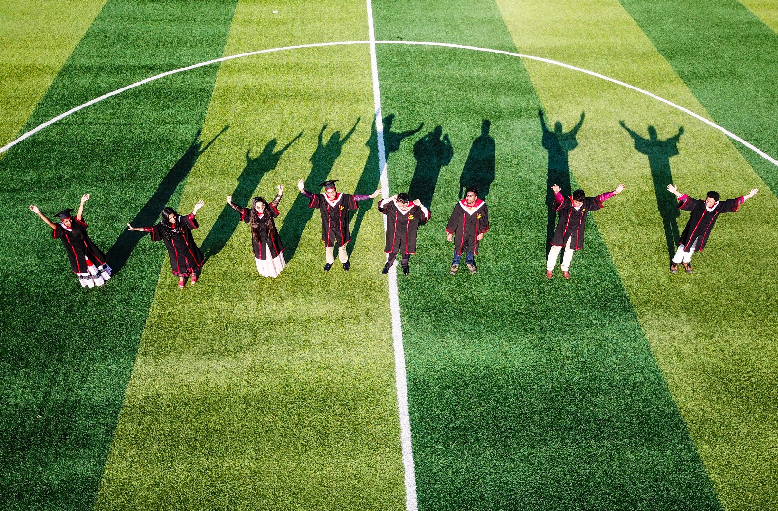 毕业季 外国留学生不一样毕业照 全家总动员