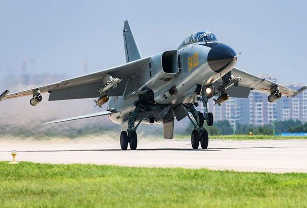 一声巨响,俄基地遭f15发射导弹的"袭击",s400拦截无效