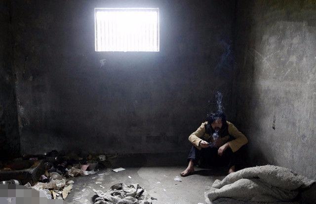 帅气男子被父亲关黑屋里面十年,村里的姑娘爱慕却不敢靠近