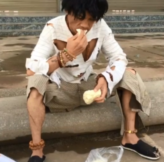 乞丐衣衫不整,钻到豪车底下捡垃圾,遭人谴责,接下来却打脸众人