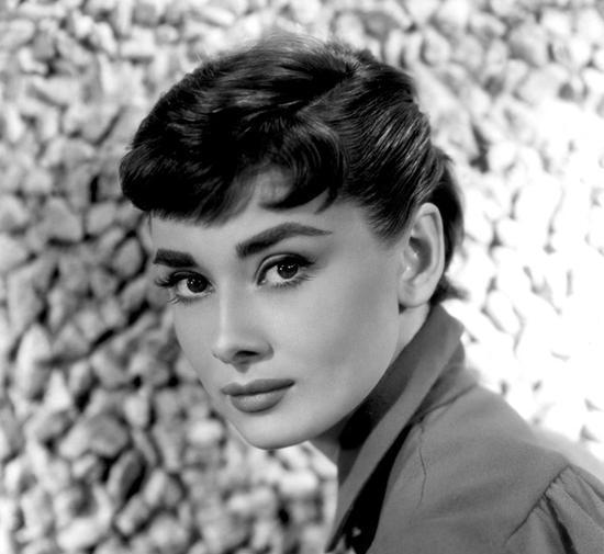 奥黛丽 赫本的短发形象已经深入人心,一直到了今天,赫本样子的短发还