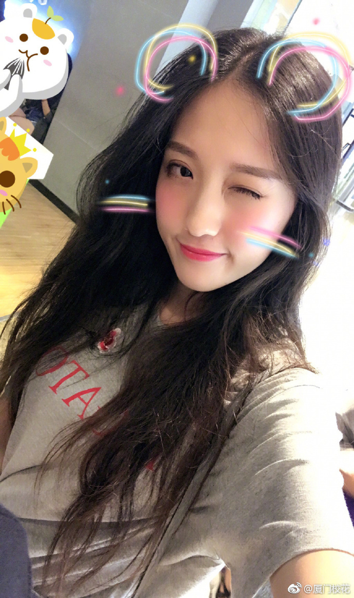 她叫刘沫含,93年,毕业于潍坊学院,现在是青岛航空空乘