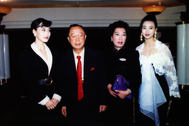 看了利智当年与这些大佬的合照,你就知道她为李连杰牺牲了多少