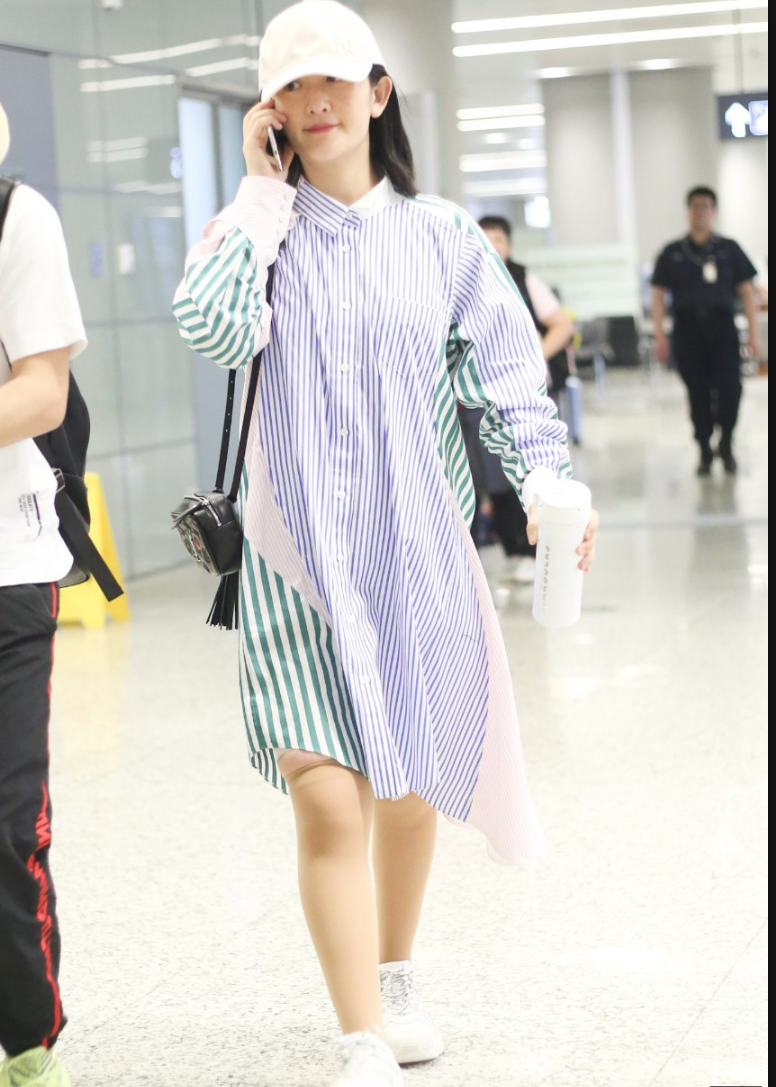 谢娜身穿撞色条纹衬衫现身机场 清爽甜美边走边签名亲和力十足