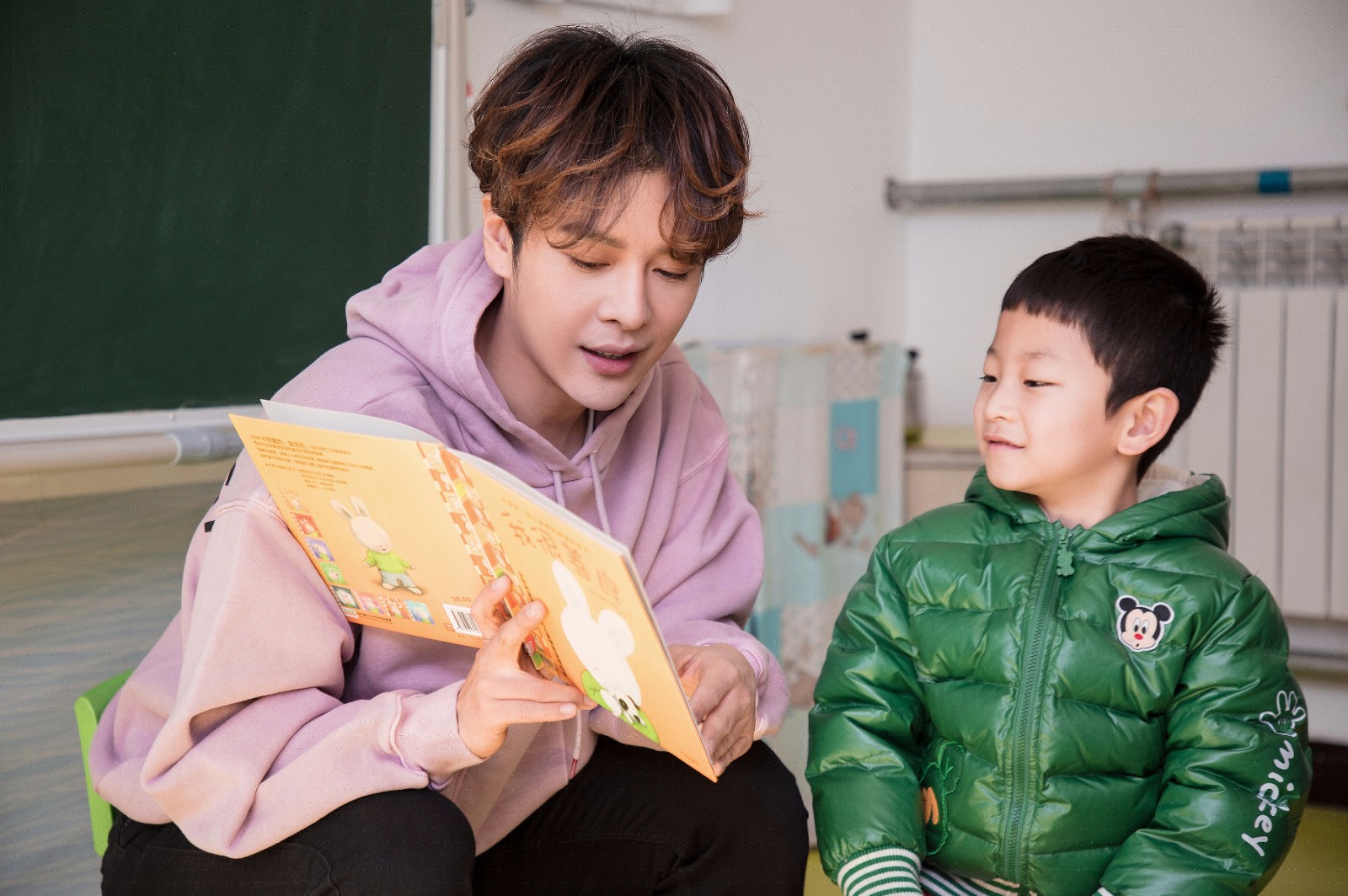 徐海乔做公益变身"孩子王" 呼吁关爱听障儿童