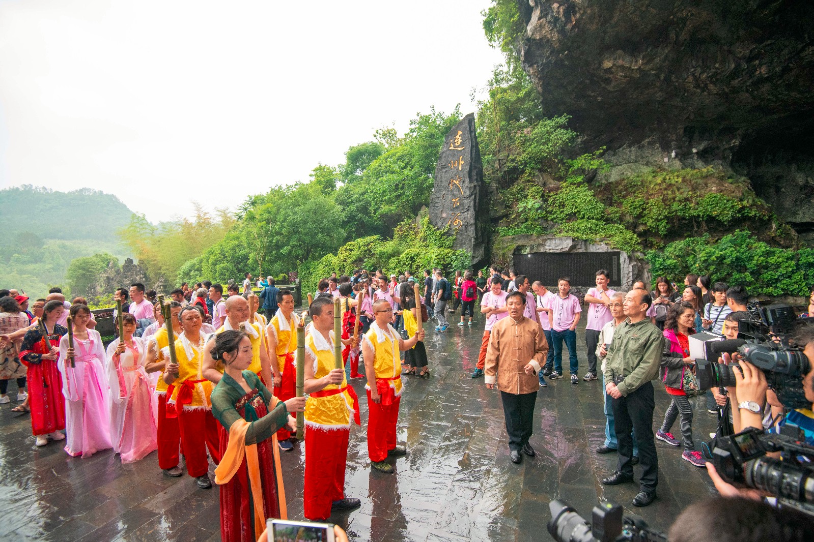 开坛仪式在洞口宣言不用去西安,咱广东就有"摔碗酒",还是免费的!