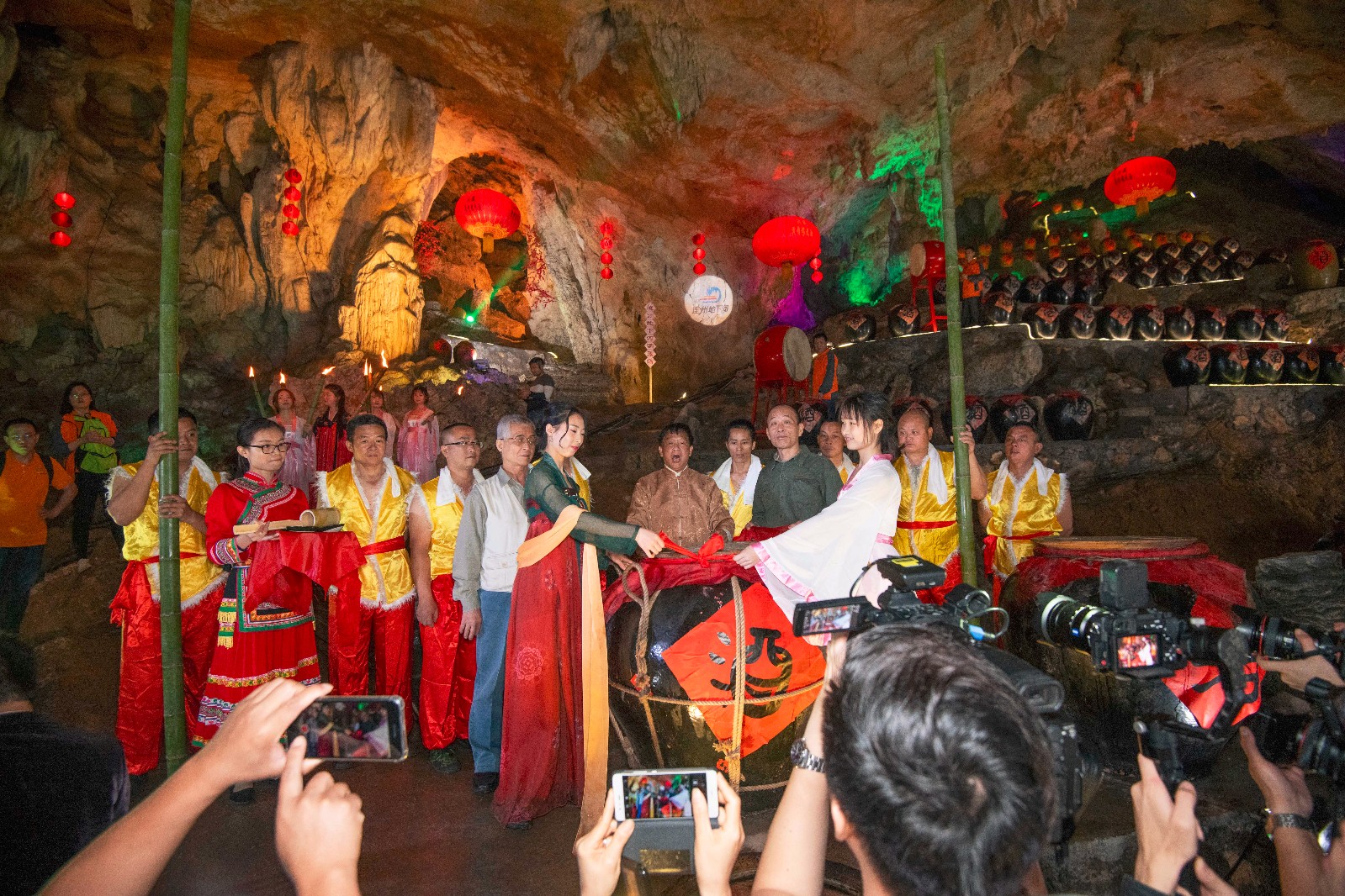 开坛仪式在洞口宣言不用去西安,咱广东就有"摔碗酒",还是免费的!