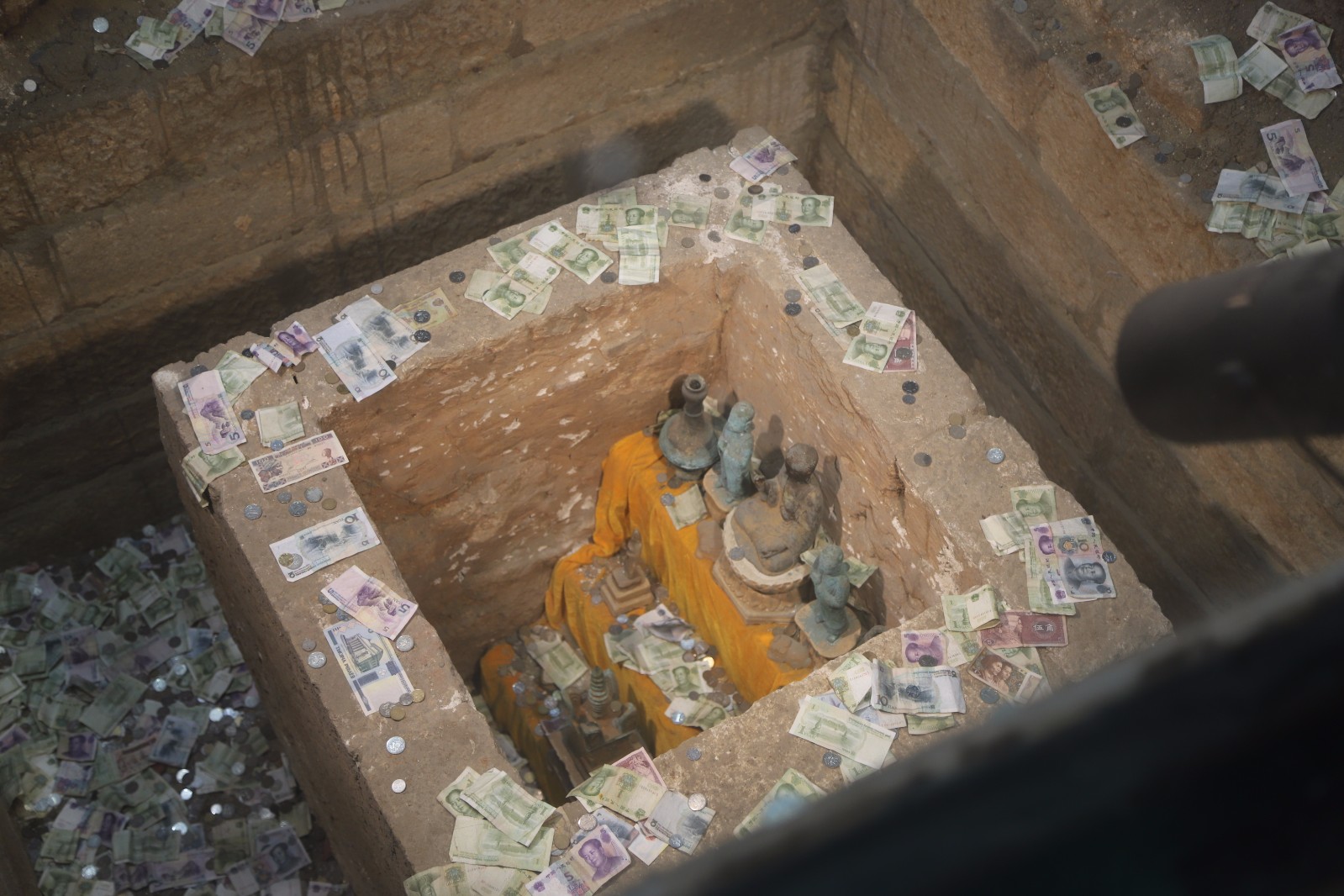 千年古塔地宫被扔数万元钱币 中国大妈为何爱撒钱许愿?