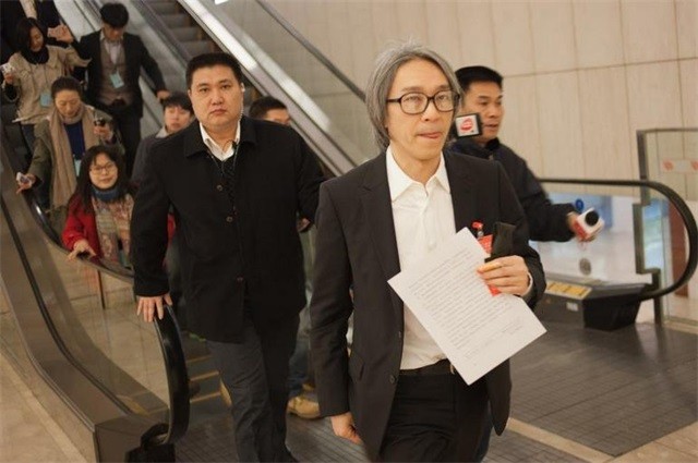 终于我们长大,看到星爷却满头白发!瞬间鼻酸!