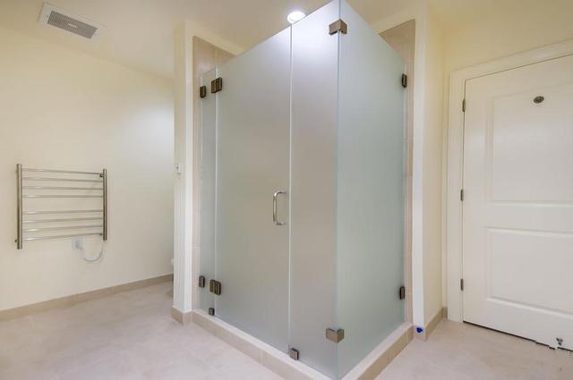 淋浴间选磨砂玻璃还是透明玻璃?别傻傻选错了!选这种永远不要擦