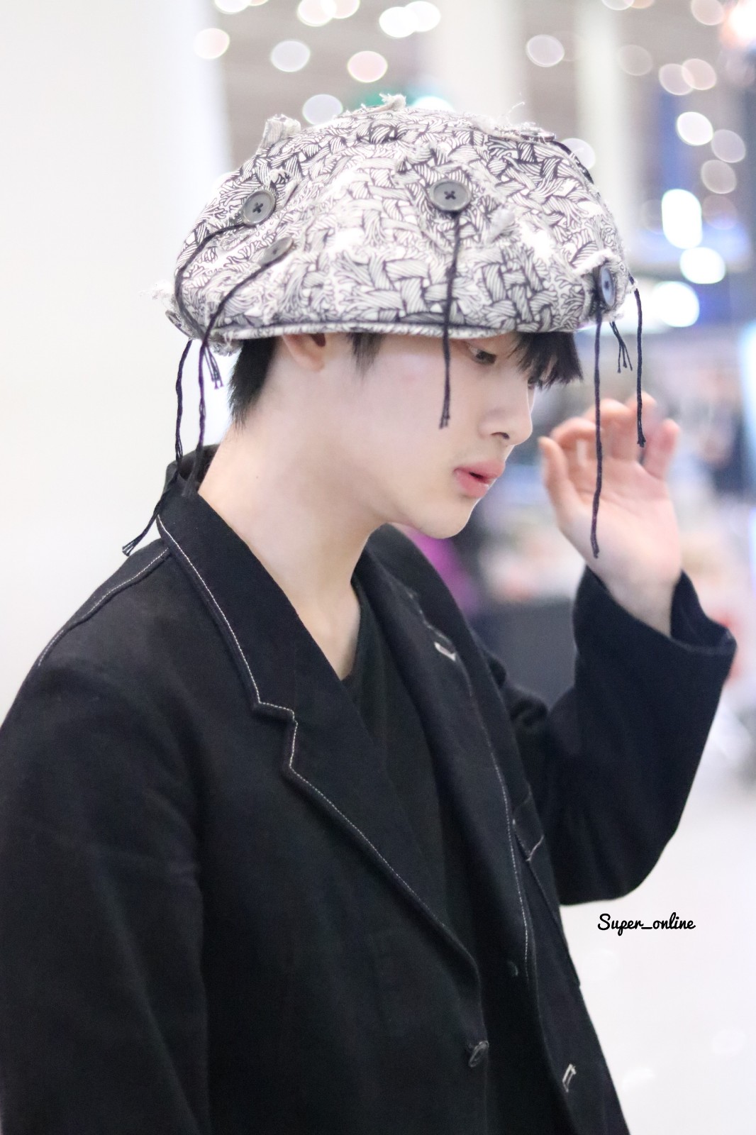 马伯骞震周震南现身机场 戴着一个非常独特的流苏帽子十分显眼