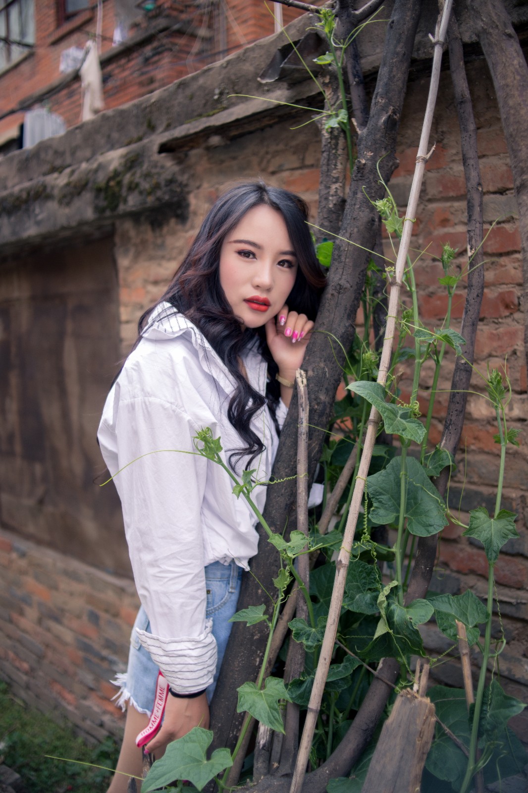 青春靓丽的女孩拍起照片来就是这么美