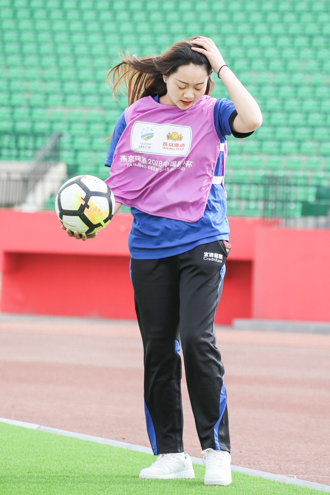 足协杯赛场现最美"球童" 风中长发飘舞成赛场最美风景