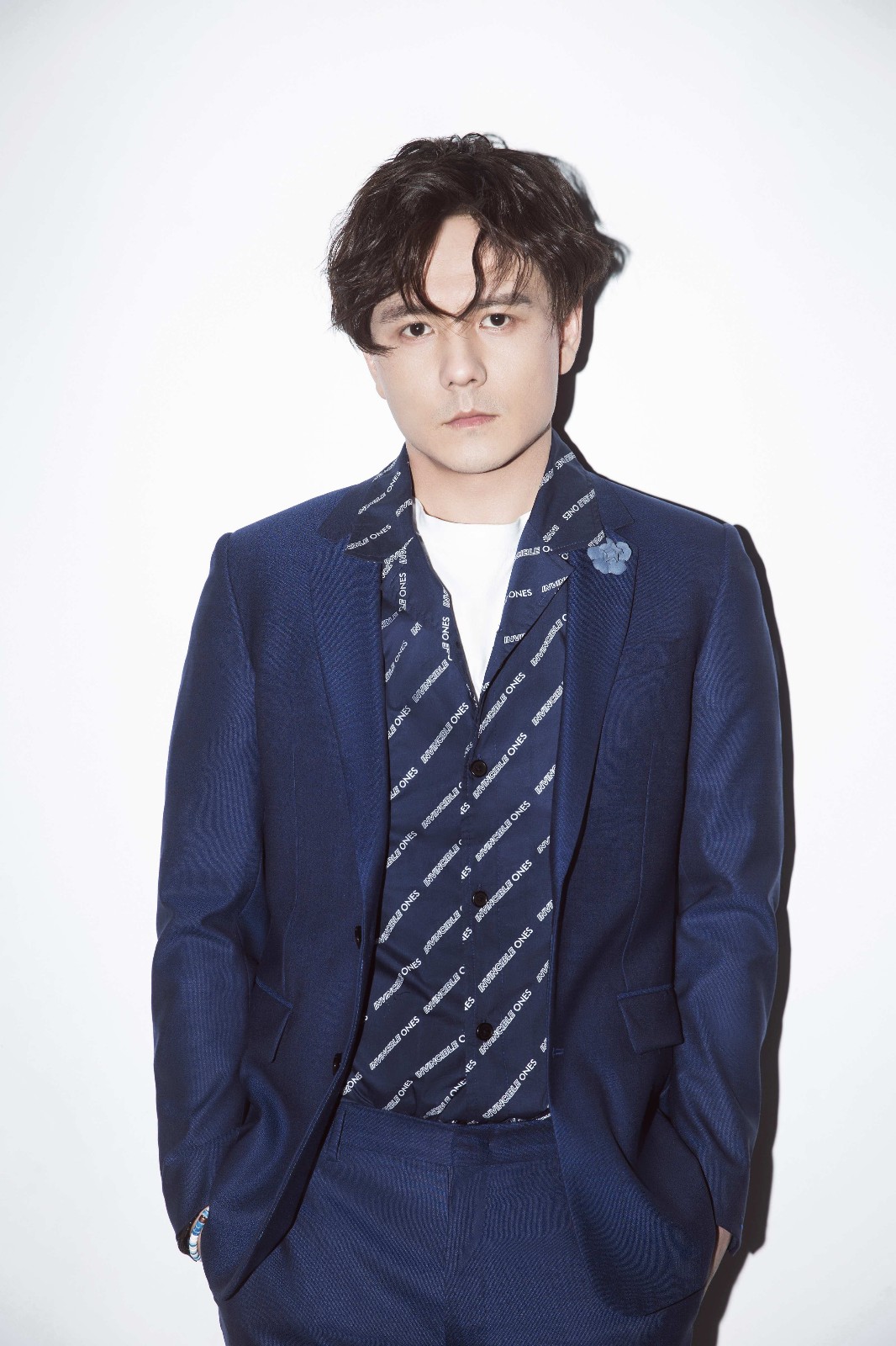 屠楠爆写真眼神深邃纯澈 微卷发展别样魅力