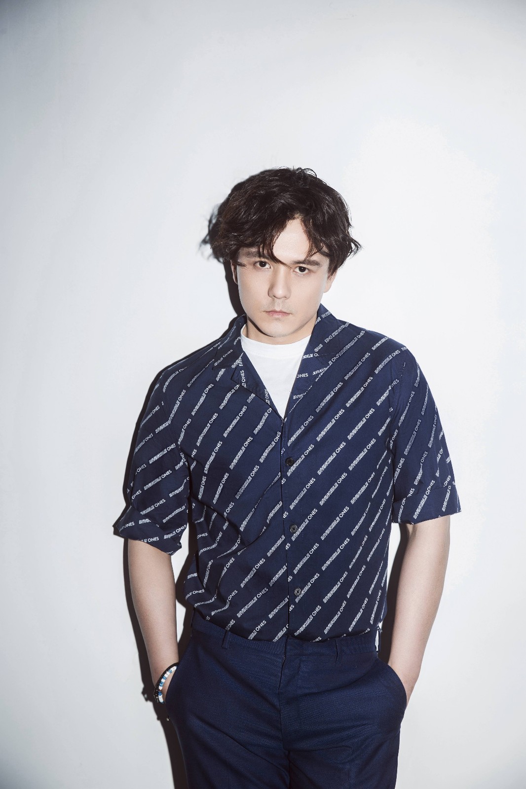 屠楠爆写真眼神深邃纯澈 微卷发展别样魅力