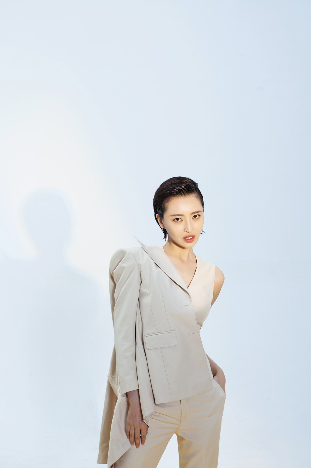 杨菲洋杂志大片新鲜出炉 盐甜柔酷展多元young能量