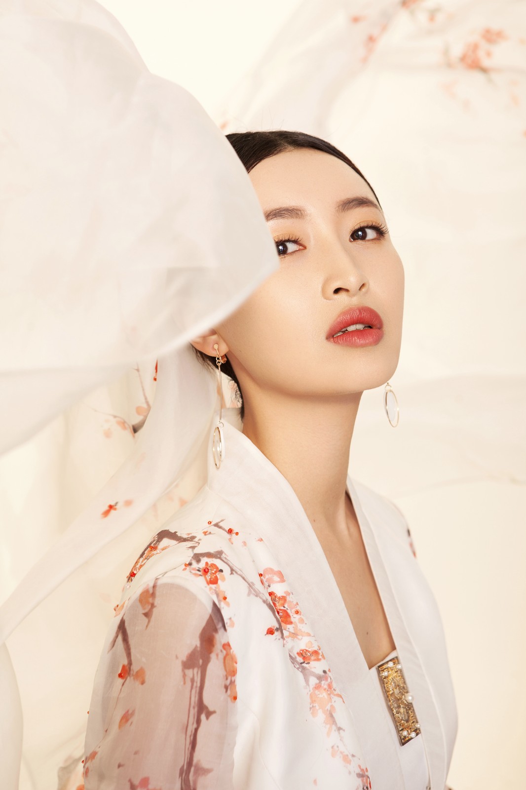 杨菲洋杂志大片新鲜出炉 盐甜柔酷展多元young能量