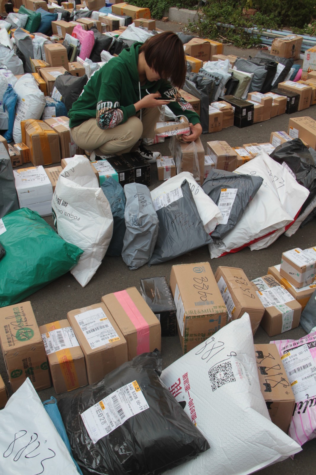 市崂山区的青岛大学内,快递包裹爆仓,各大快递点到处都是双11"血拼"