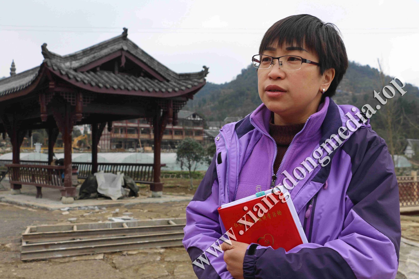 脱贫故事女干部驻村帮村民脱贫脚穿雨鞋每天行走2万步