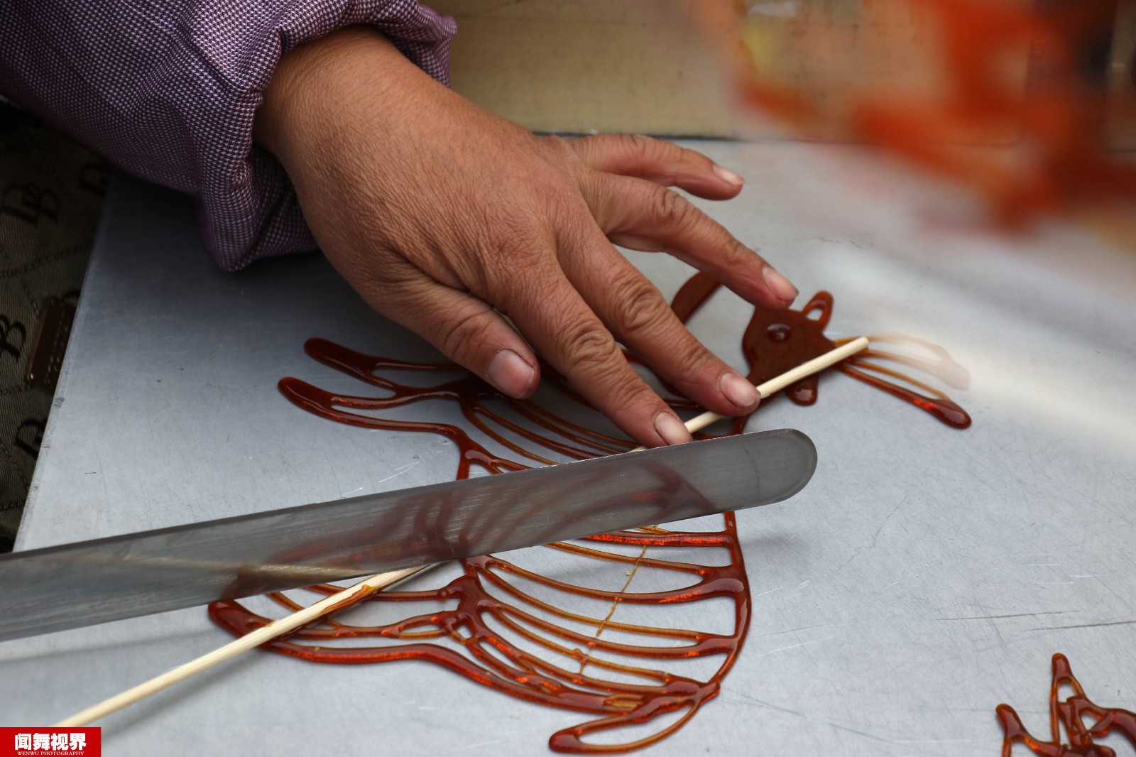 大妈跑遍全国庙会画糖人一年到头难回家日赚上千