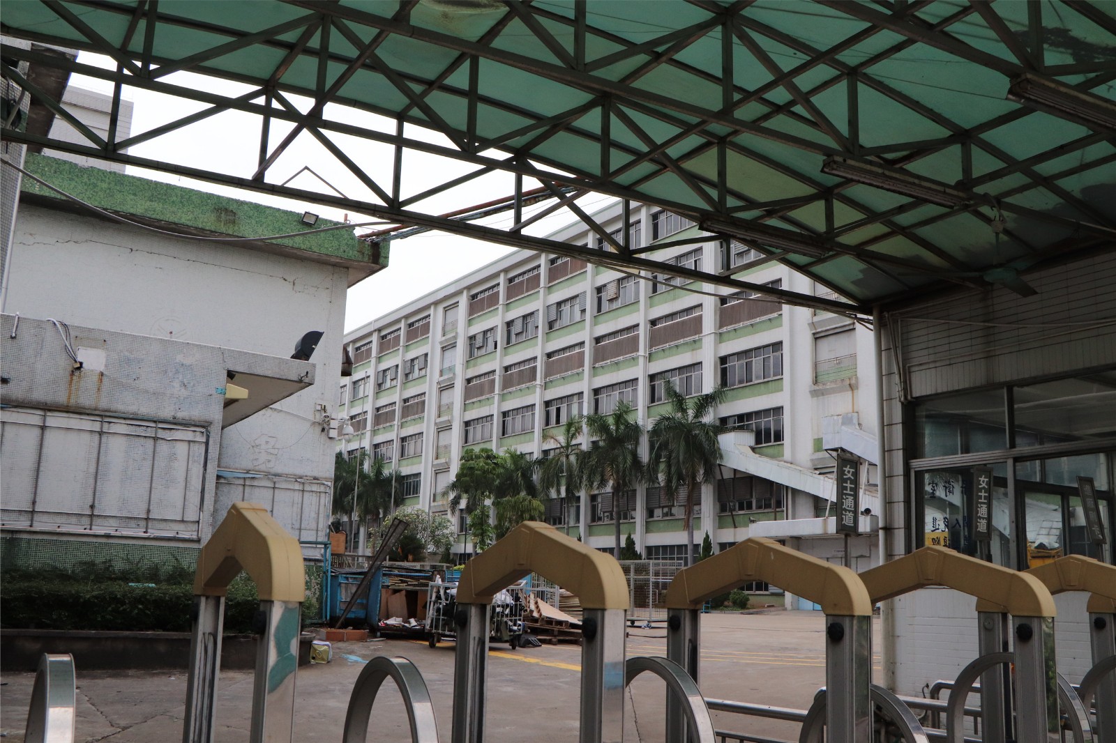 实拍东莞市高埗镇曾经辉煌一时的裕元鞋厂,如今只剩下几位保安了