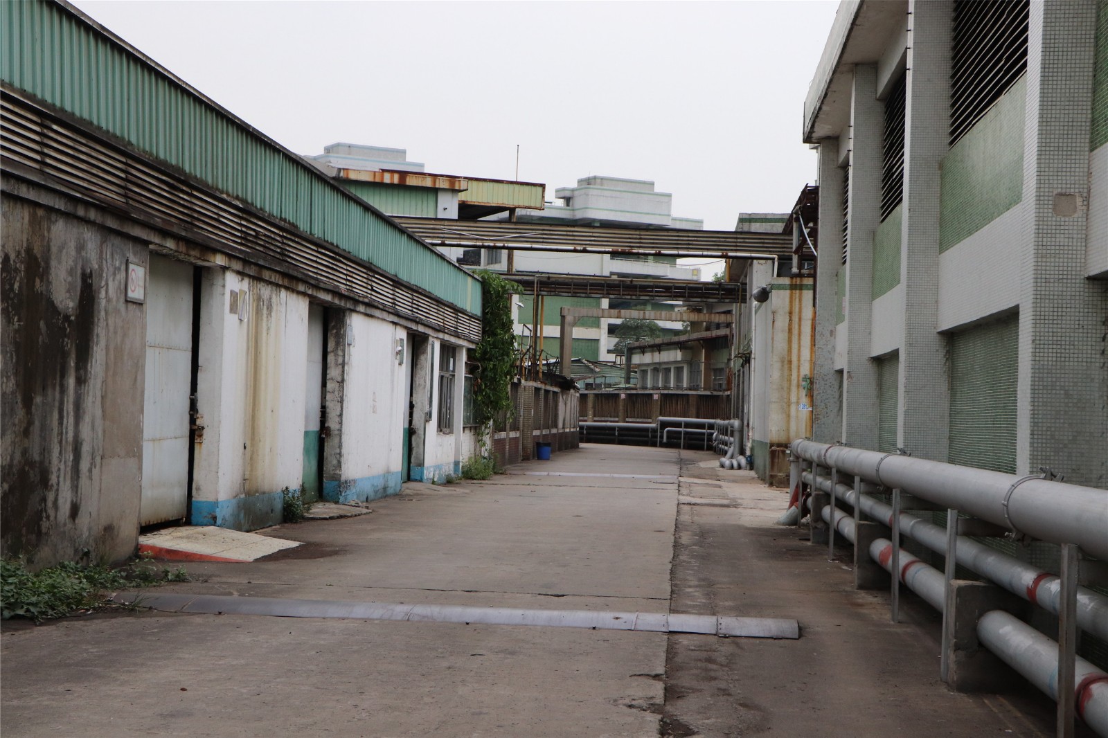 实拍东莞市高埗镇曾经辉煌一时的裕元鞋厂,如今只剩下几位保安了