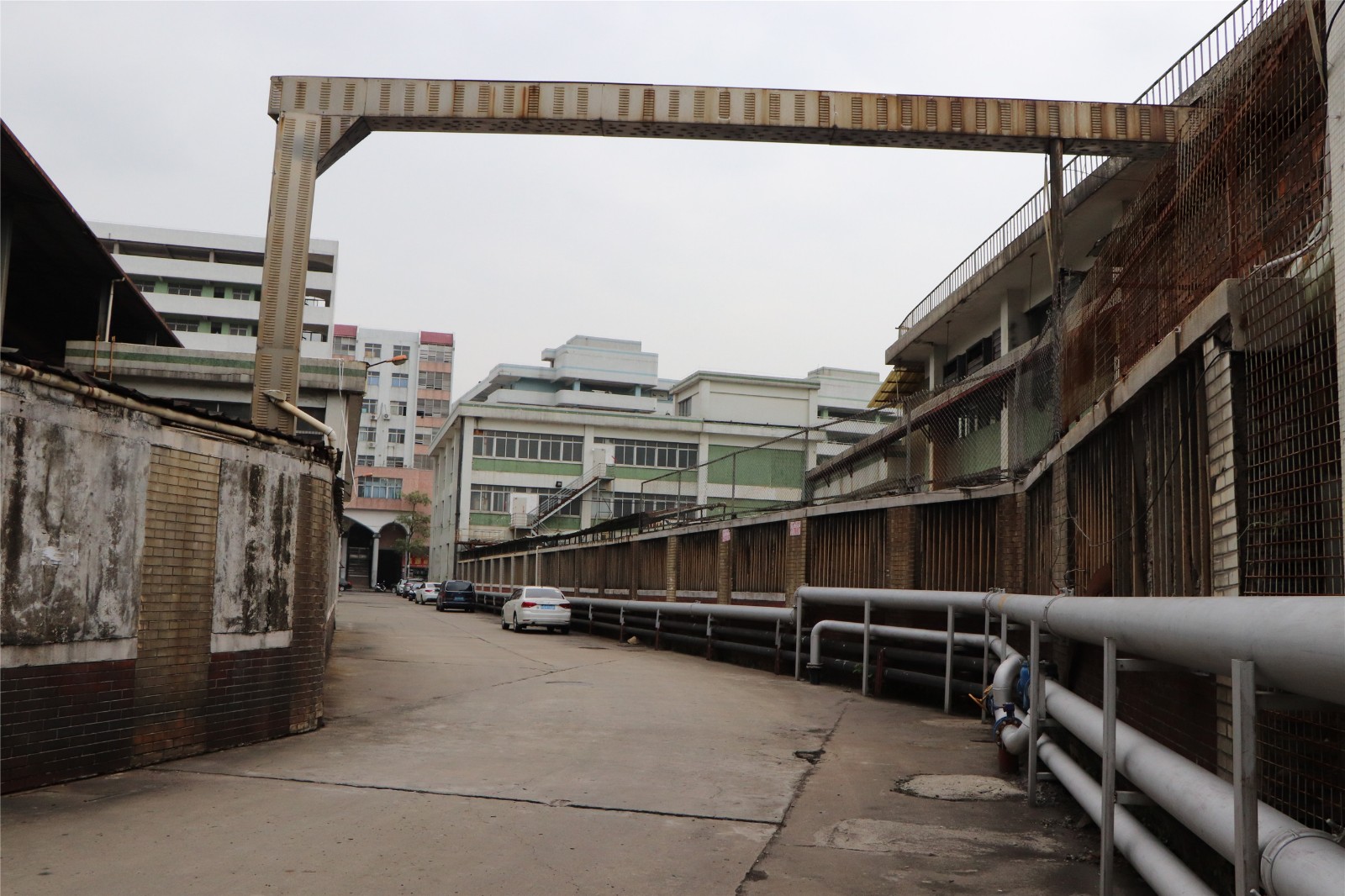 实拍东莞市高埗镇曾经辉煌一时的裕元鞋厂,如今只剩下几位保安了