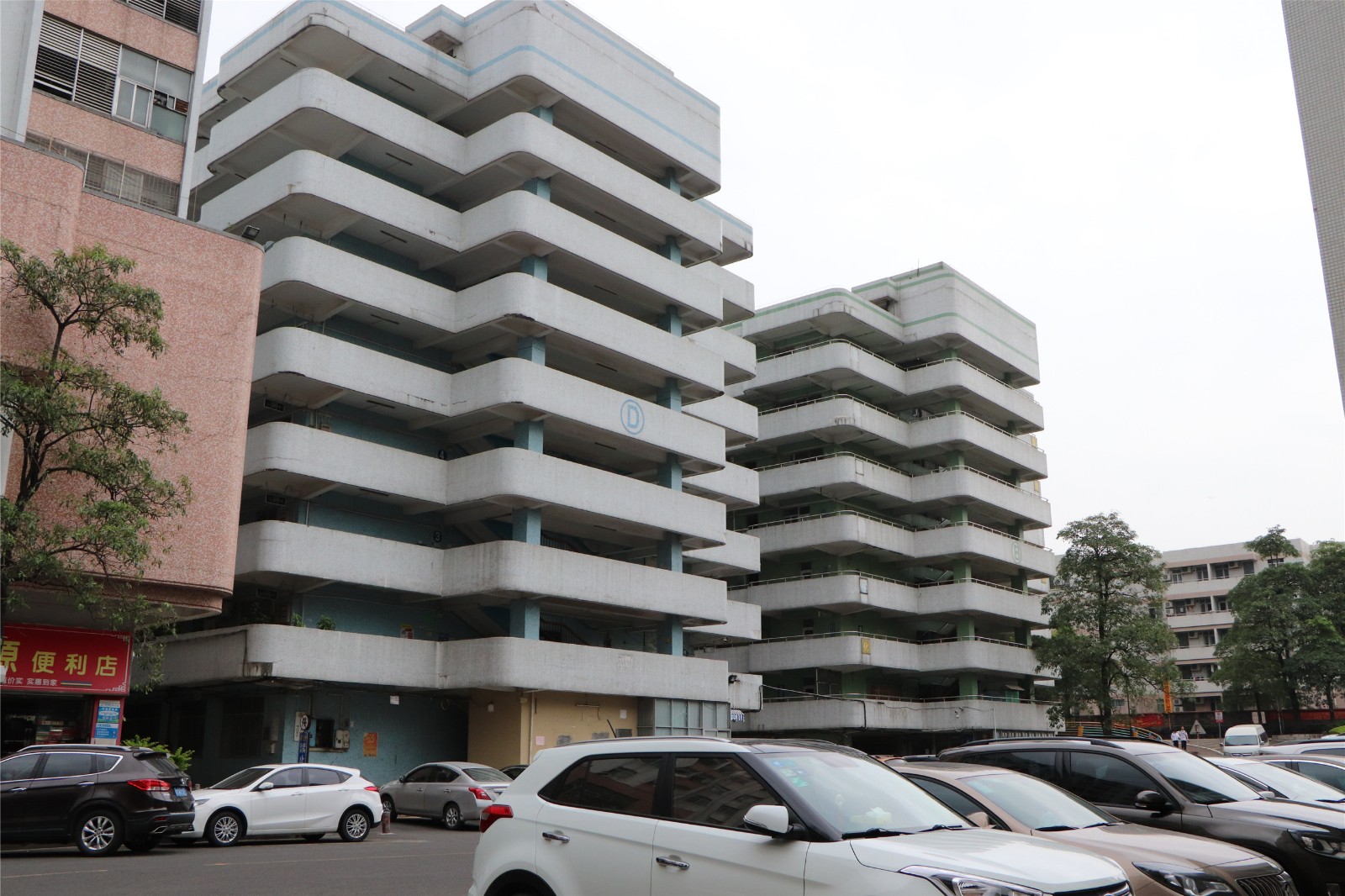 实拍东莞市高埗镇曾经辉煌一时的裕元鞋厂,如今只剩下几位保安了