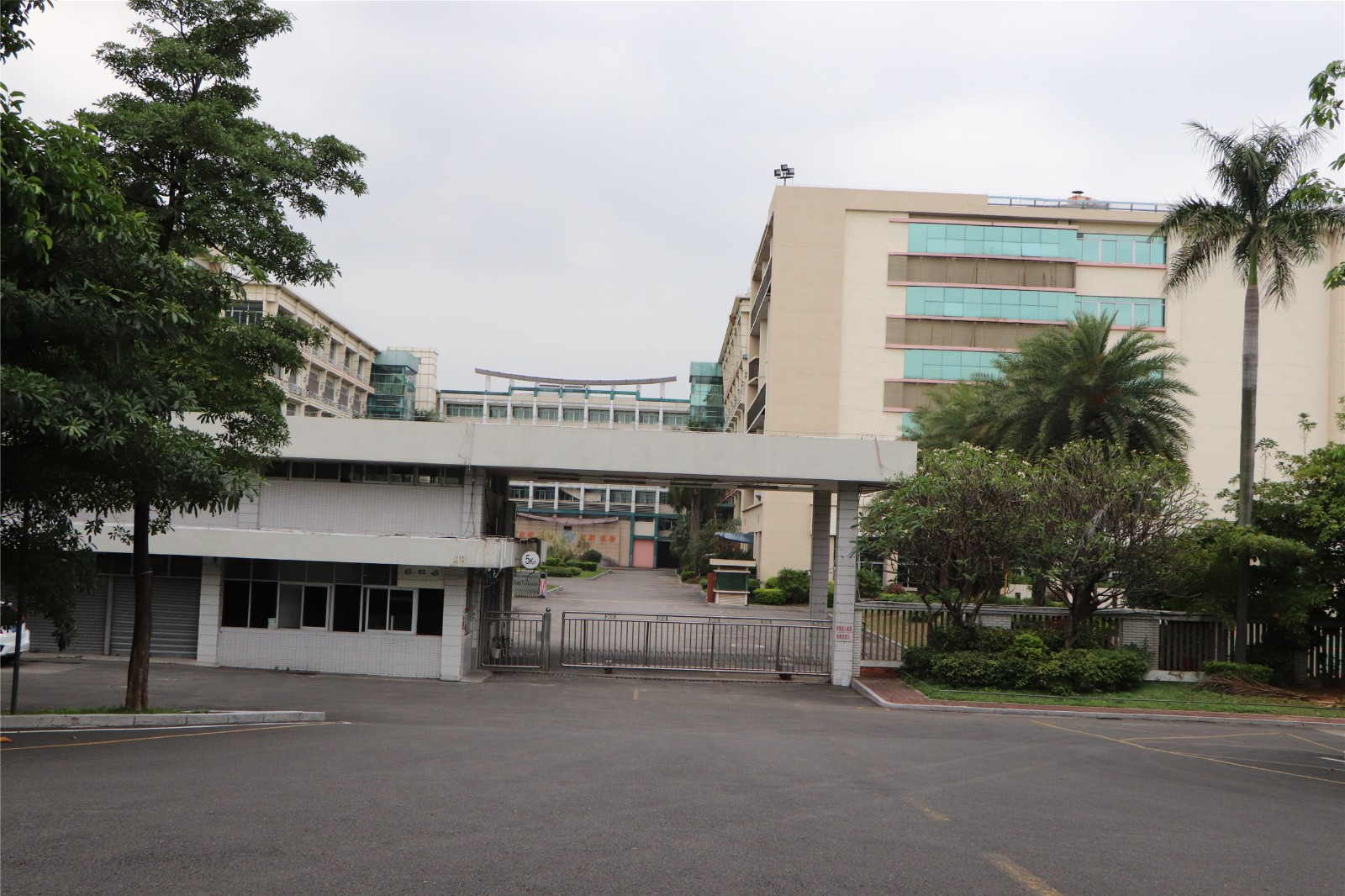 实拍东莞市高埗镇曾经辉煌一时的裕元鞋厂,如今只剩下几位保安了