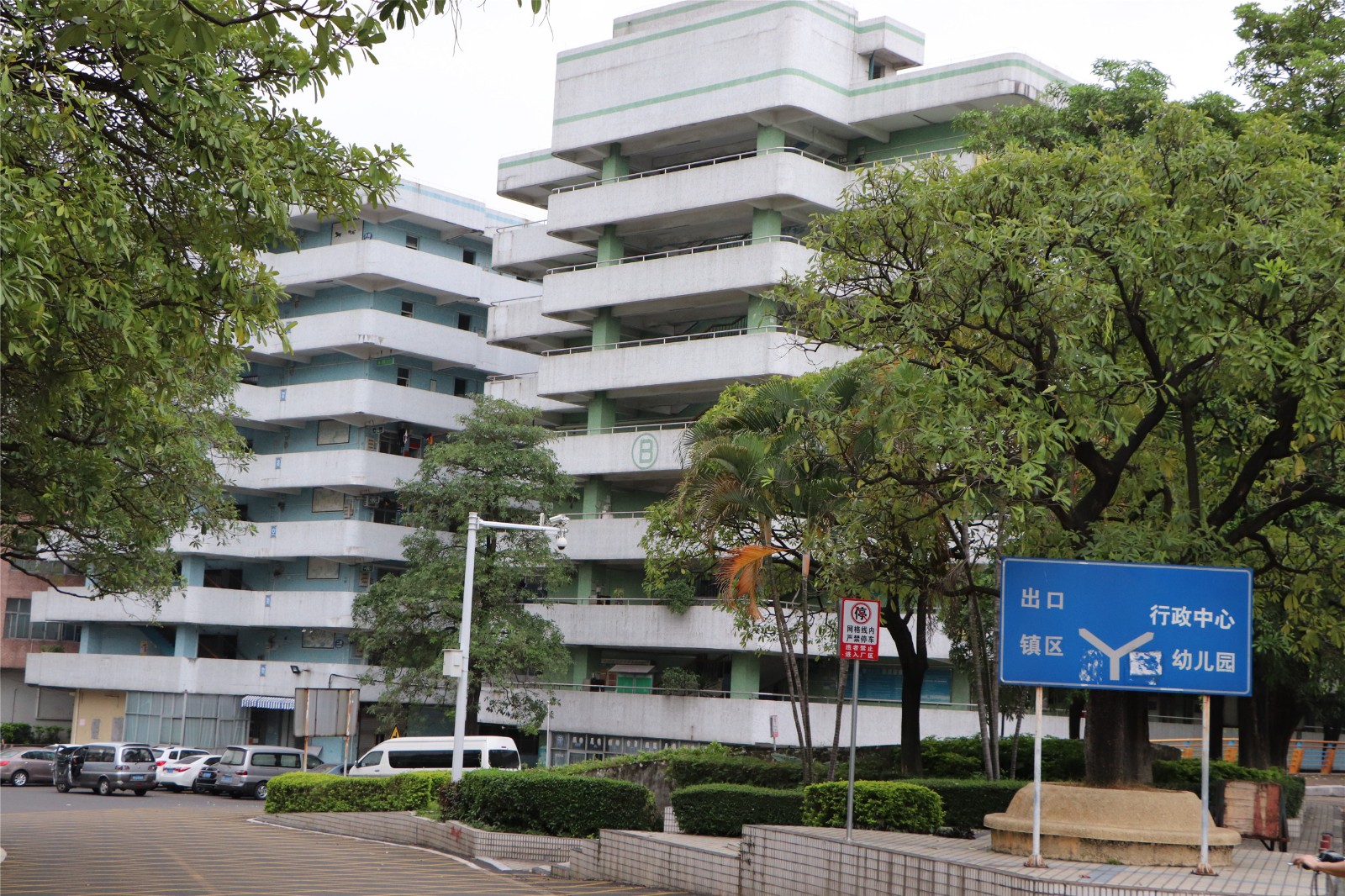 实拍东莞市高埗镇曾经辉煌一时的裕元鞋厂,如今只剩下几位保安了