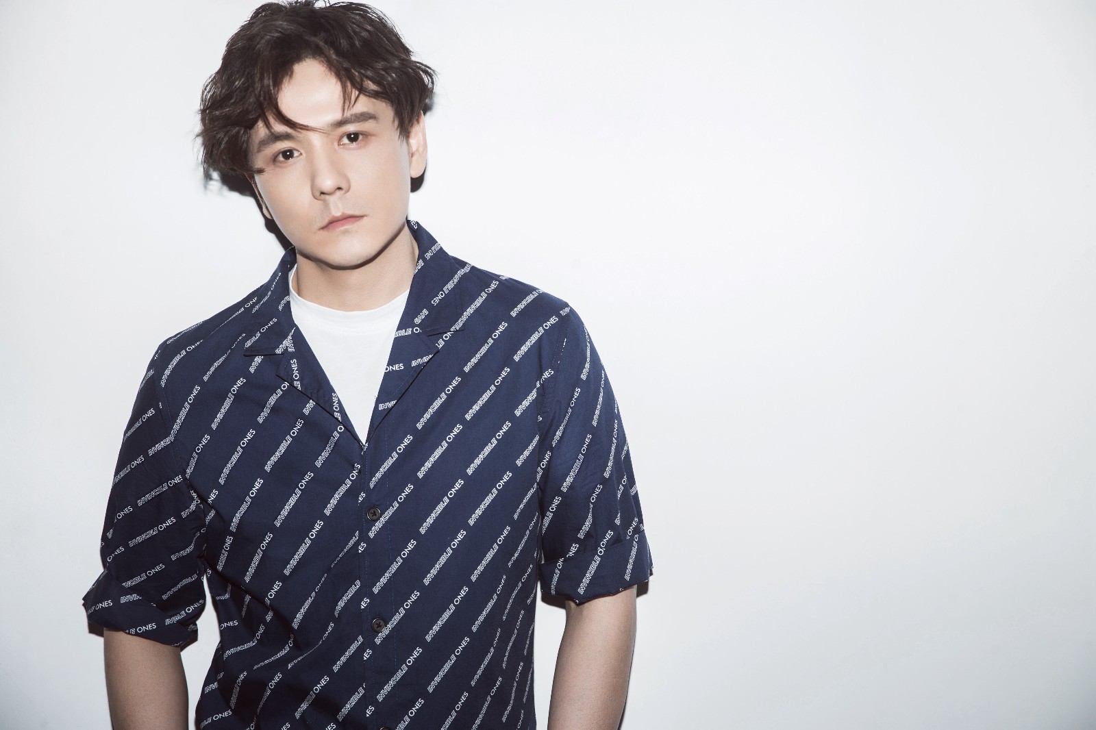 屠楠爆写真眼神深邃纯澈 微卷发展别样魅力