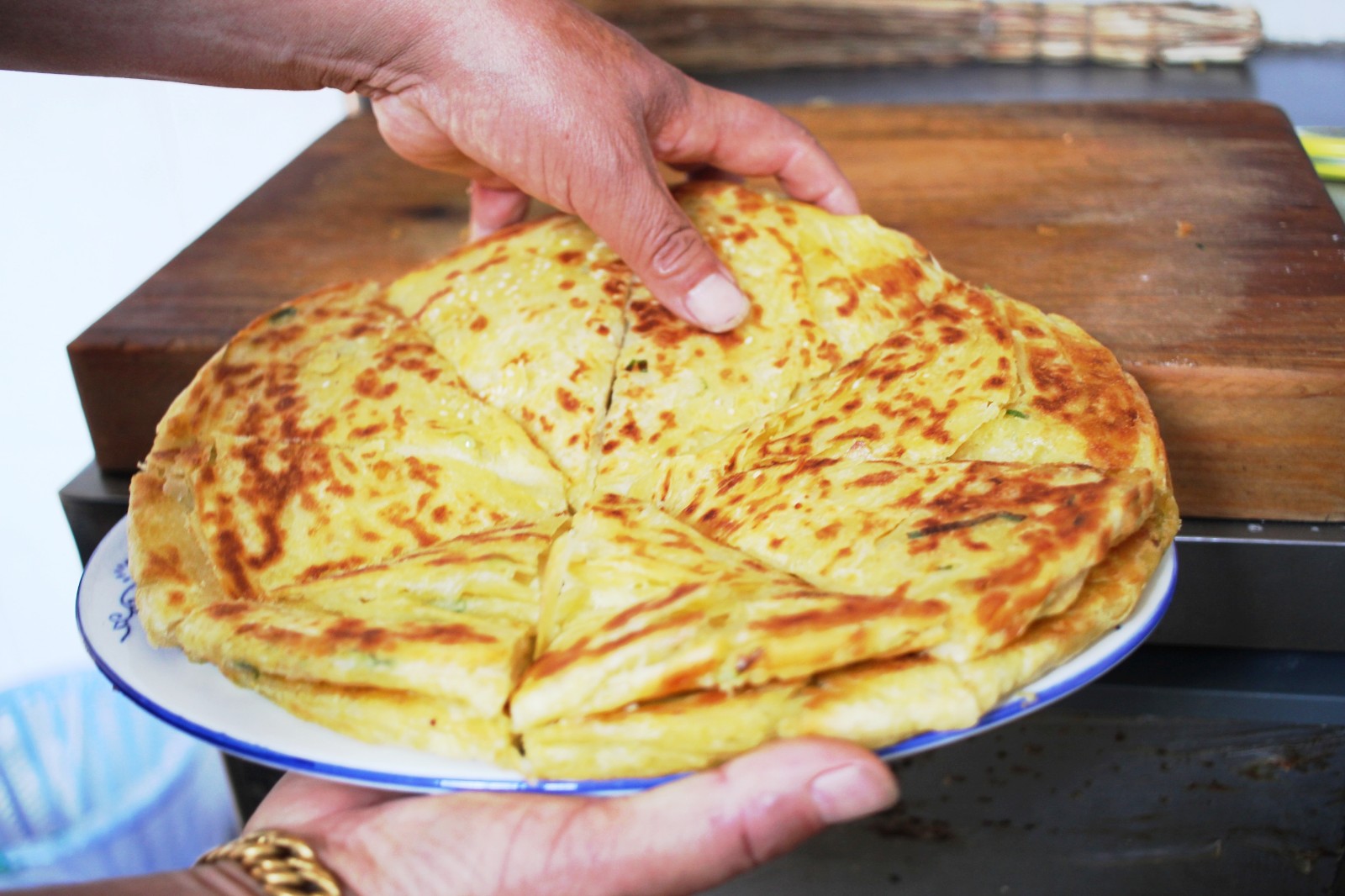 临潼铁炉油馍只摸油撒了些盐,传了上千年还是那么好吃