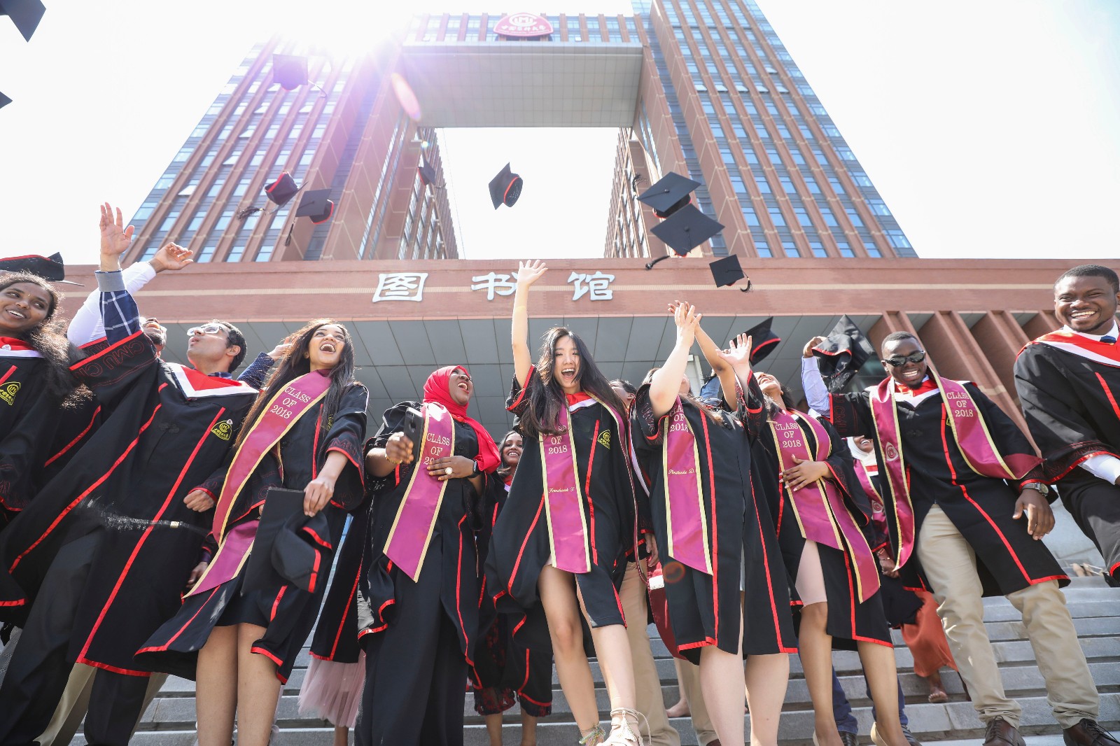 毕业季 外国留学生不一样毕业照 全家总动员