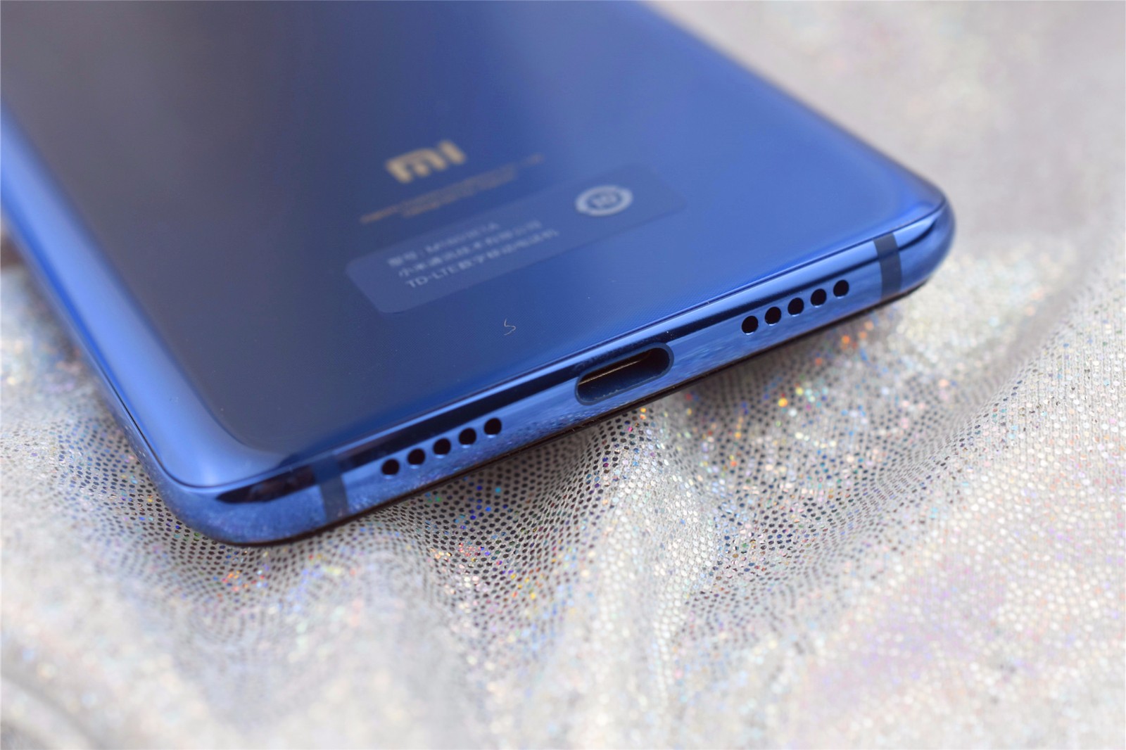 小米"最丑"旗舰机! 刘海全面屏 竖置双摄, 半月卖了百万台!