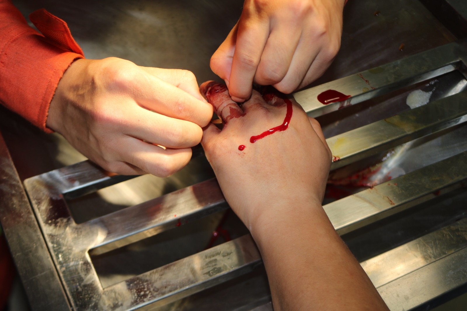 官兵找来牙签,小心翼翼的穿过男子的戒指,护住手指局部,随后在用绝缘