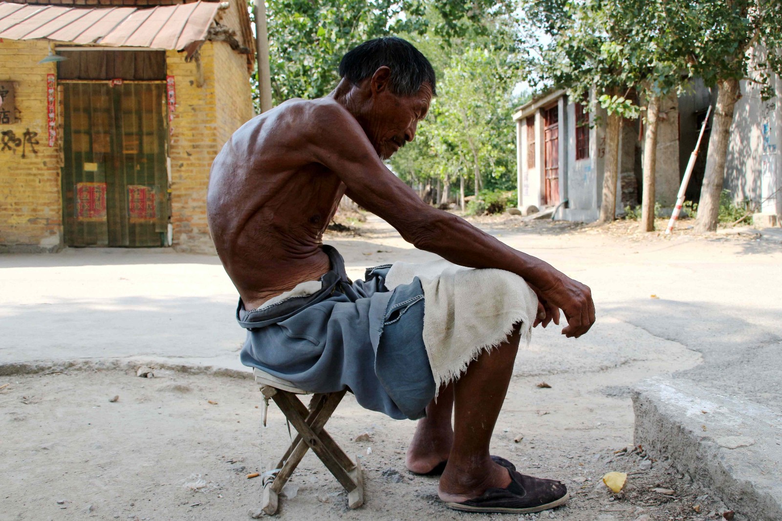 农村84岁老人皮肤黝黑如雕像脊背弯曲无法躺下睡觉