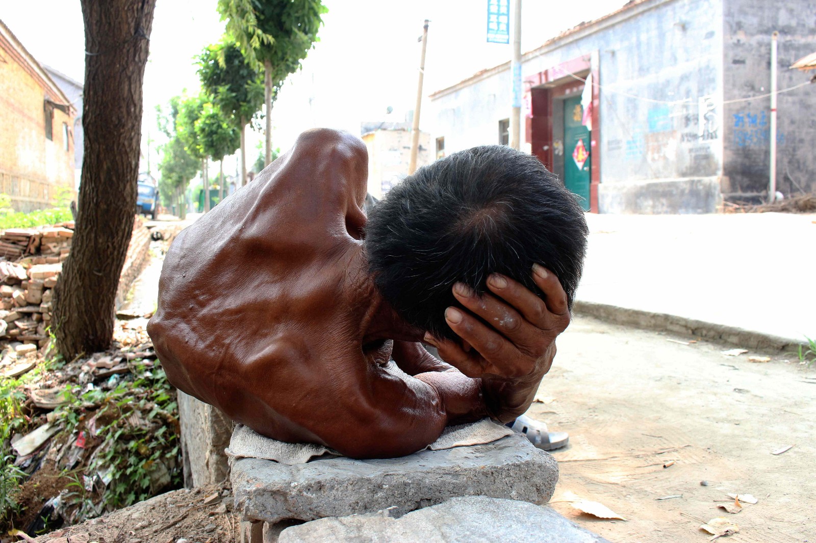 农村84岁老人:皮肤黝黑如雕像,脊背弯曲无法躺下睡觉