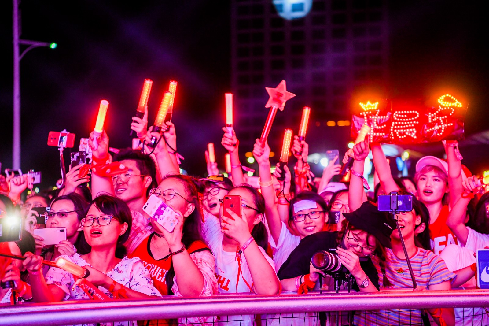 炸裂舞台华晨宇现身沙滩音乐节荷尔蒙爆棚粉丝集体尖叫