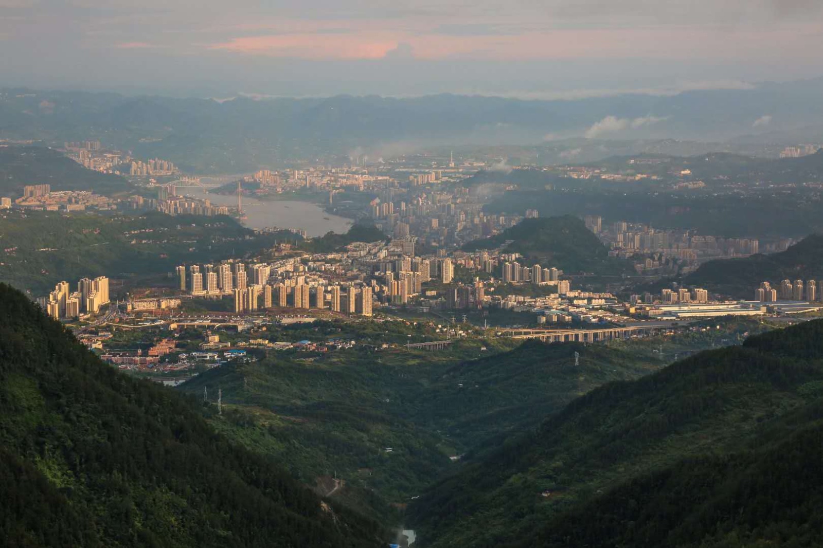 震撼山顶俯瞰重庆万州高楼大厦云雾缭绕夕阳西下你喜欢吗