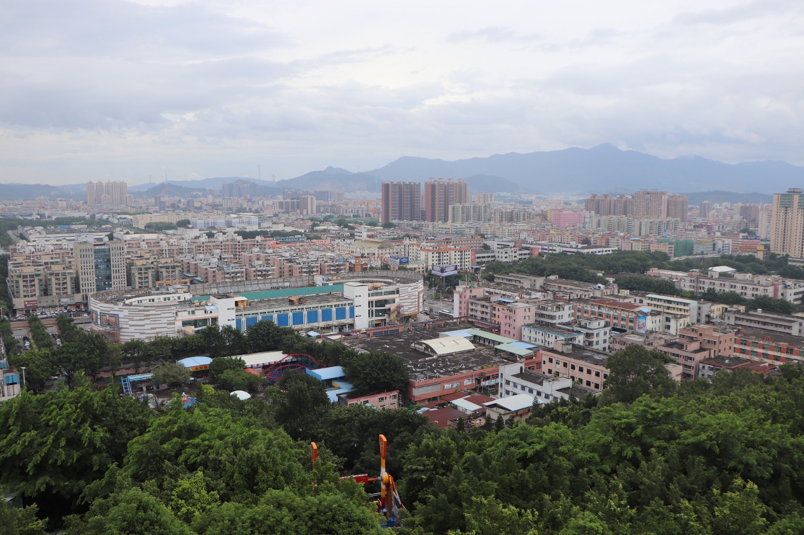 广东东莞实拍塘厦镇观光公园站在塔顶一睹塘厦镇美丽风光