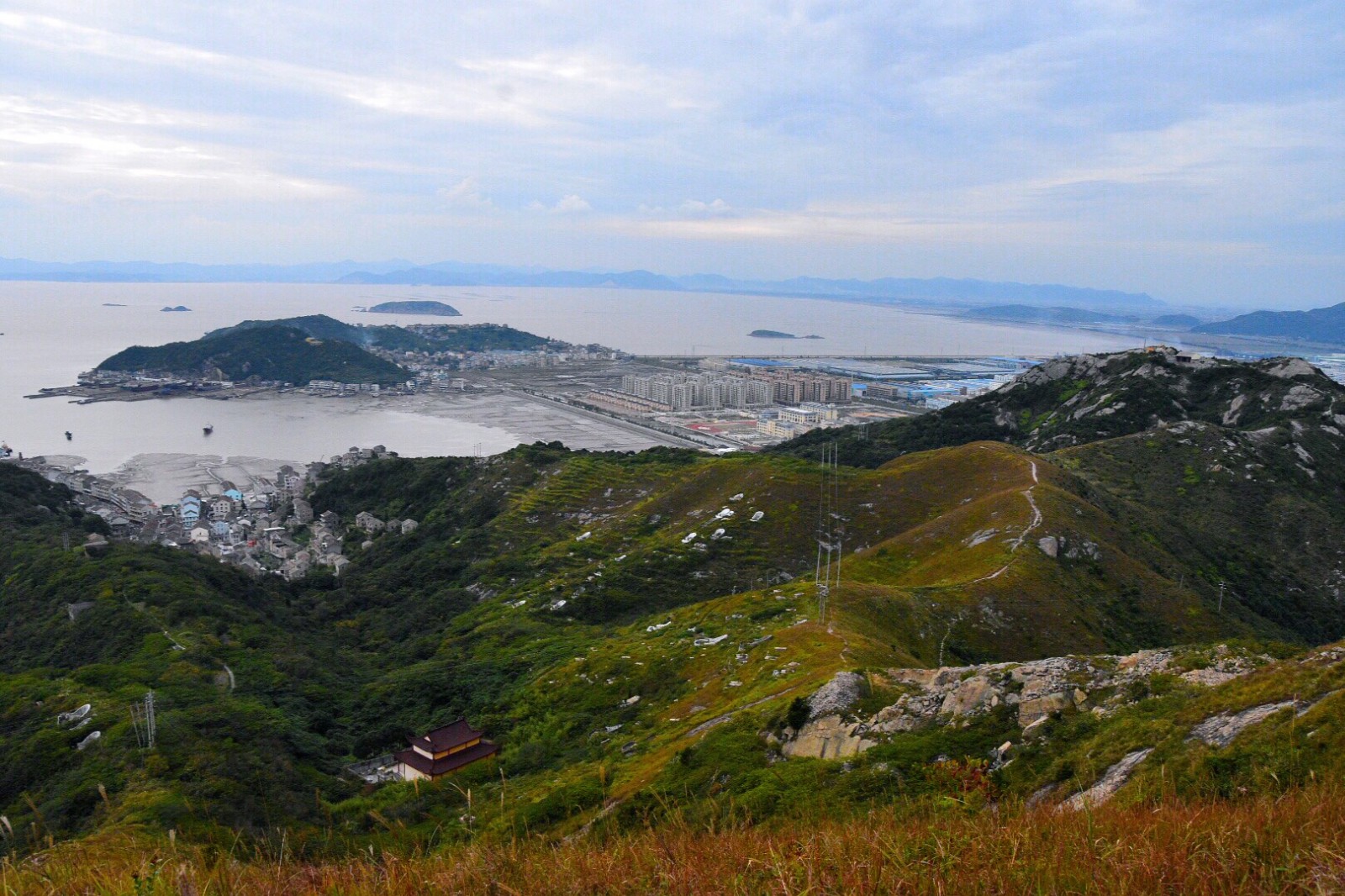 民宿处,爬上山顶整个石塘全貌尽收眼底,能看见石塘所有的景点,三蒜岛