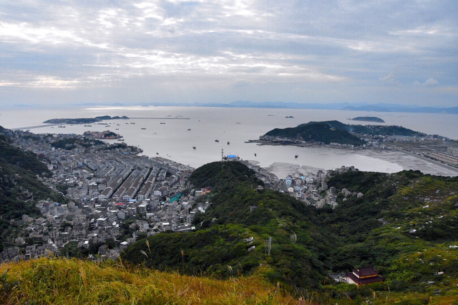 民宿处,爬上山顶整个石塘全貌尽收眼底,能看见石塘所有的景点,三蒜岛