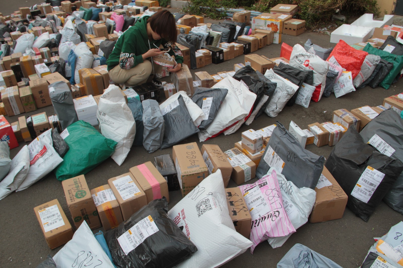 双11后青岛高校包裹爆仓学生找快递如大海捞针