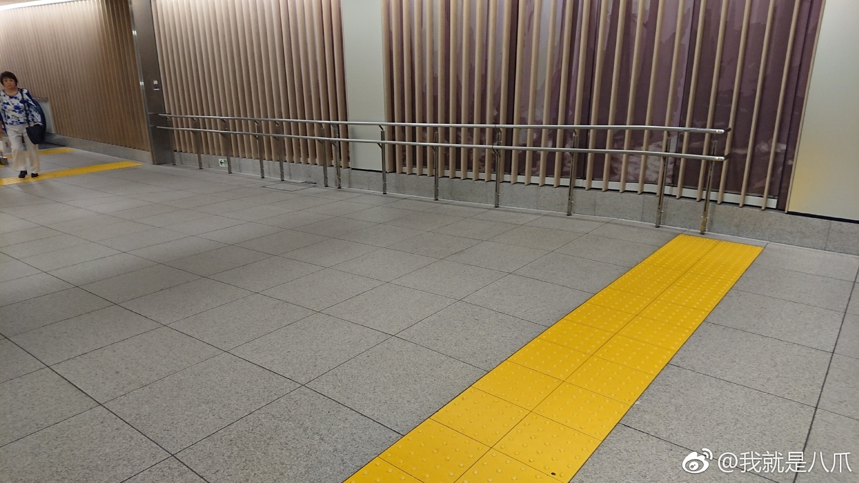 演唱会听完了,继续说说日本的公共设施设计细节|盲道|楼梯口|障碍物