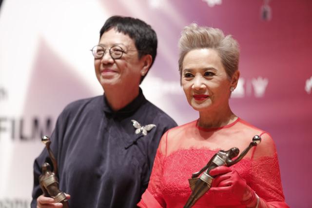 "最佳女配"仍嫌少,拿奖最想感谢这个人|叶德娴|桃姐|金像奖_新浪新闻