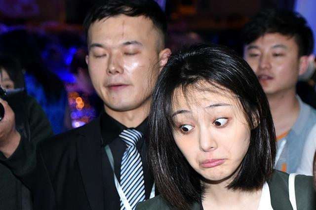 郑爽素颜搞怪表情遭过度曝光丑化,通过脸部特写提醒她充值缴费