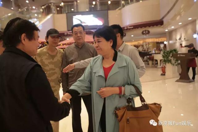 李逵饰演者赵小锐和呼延灼饰演者贾石头双手紧紧相握.