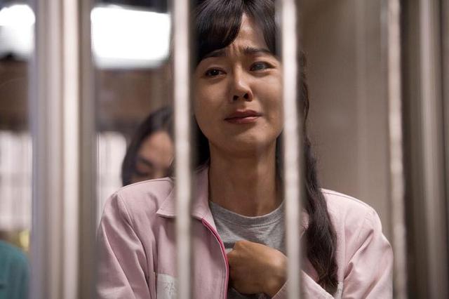 一群五音不全犯罪累累的女囚犯为见亲人,在监狱里组了一个合唱团